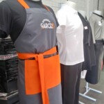 Avental frontal, modelo bolsão, em duas cores Avental frontal - Alfatex Uniformes Profissionais em Curitiba