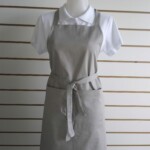 Avental cinza com alças maiores, modelo bolsão Avental frontal - Alfatex Uniformes Profissionais em Curitiba