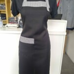 Avental preto com xadrez e regulagem na alça do pescoço Avental com regulagem - Alfatex Uniformes Profissionais em Curitiba