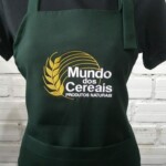 Avental com regulagem na alça do pescoço e logo bordada na frente Avental com regulagem - Alfatex Uniformes Profissionais em Curitiba