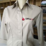Camisa Feminina bege com a logo bordada Camisa Social Feminina - Uniformes Profissionais Alfatex