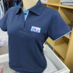 Polo, azul com detalhes e logo bordada. Camisa Polo