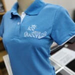 Polo com logo bordada. Camisa Polo