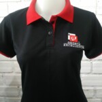 Camisa polo feminina, com detalhes vermelho na gola, abertura e mangas. Logo bordada Uniformes Profissionais em Curitiba - Camisa Polo