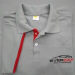 Camisa Polo cinza com detalhe e logo bordada na frente Camisa Polo - Uniformes Profissionais em Curitiba