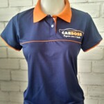 Camisa polo, com recorte, detalhes na gola, abertura e mangas. Uniformes Profissionais - Camisa Polo