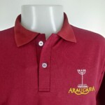 Camisa polo bordô com logo bordada Uniformes Profissionais em Curitiba - Camisa Polo
