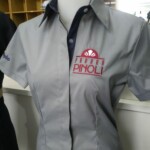 Camisa social feminina com detalhes jeans. Logo aplicada na frente e na manga. Camisa Social Feminina - Uniformes Profissionais Alfatex