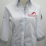 Camisa feminina branca com detalhes listrados Camisa Social Feminina - Uniformes Profissionais Alfatex