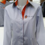 Camisa social, listrada com detalhes laranja Camisa Social Feminina - Uniformes Profissionais Alfatex