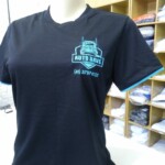 Camiseta com detalhes e logo bordada Camiseta - Uniformes Profissionais em Curiitba