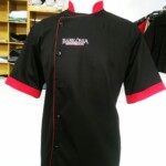 Dólmã Chef preta, manga curta com detalhes vermelho, logo bordada Dólmã Chef - Uniformes Profissionais em Curitiba
