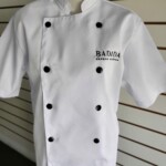 Jaleco Auxiliar de Cozinha Branco com botões pretos Jaleco Auxiliar de Cozinha