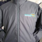 Jaqueta para uniforme. Nylon impermeável, logo bordada e com fechamento em zíper Jaqueta em nylom impermeável - Uniformes Profissionais em Curitiba