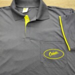 Camisa Polo, malha PV com detalhes amarelo canário. Camisa Polo Cinza