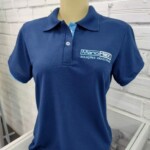 Camisa Polo, malha piquet, azul marinho com detalhes celeste. Camisa polo, azul marinho