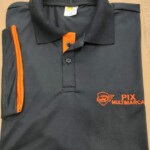 Camisa Polo, malha PV preta com detalhes laranja. Camisa Polo