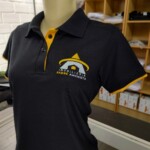 Camisa Polo com detalhes combinando com a logo. Camisa Polo