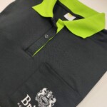 Polo, com estampa em serigrafia, bolso e detalhes. Camisa Polo