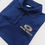 Camisa Polo, azul marinho com logo bordada; Camisa Polo