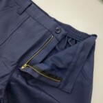 Calça de brim modelo meio elástico ou cós/elástico; fechamento em zíper. Calça de Brim