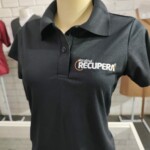 Polo preta sem detalhes para uniformes profissionais. Polo