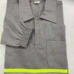 Camisa em brim leve, manga longa, com faixa refletiva. Camisa de brim